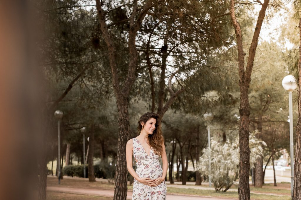 Sesión de embarazo en el parque junto a la playa, Barcelona